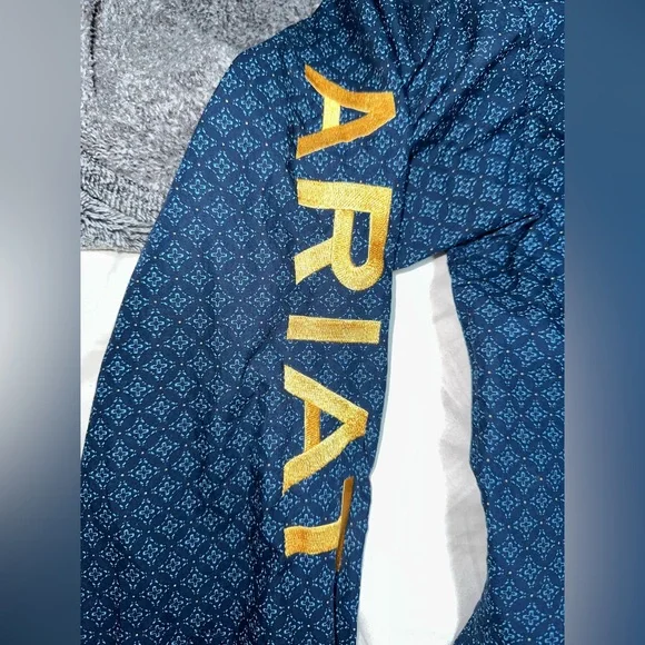 Ariat shirt fitted. Size XS - Picture 4 of 5
